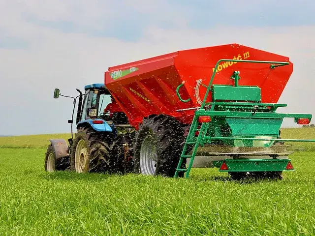 Разбрасыватель минеральных удобрений и извести AgroMASZ REWO-8200 