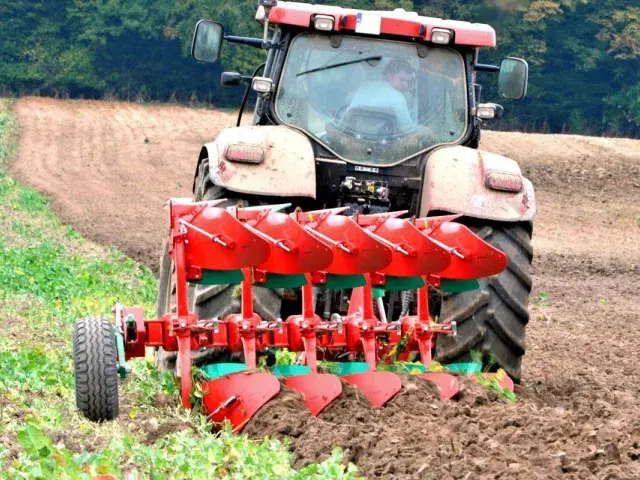 Плуг оборотный с гидравлической системой защиты AgroMASZ POH 
