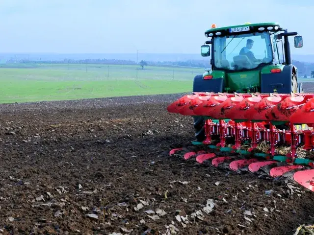 Плуг оборотный VARIO полунавесной с болтовой защитой AgroMASZ Giant 