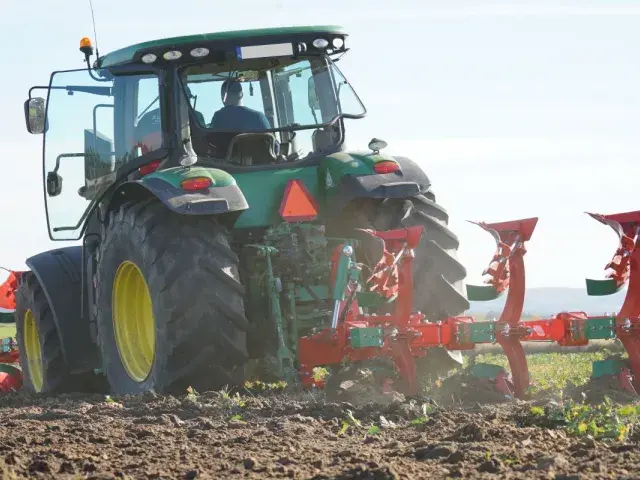 Плуг оборотный для передней навески AgroMASZ FRONT