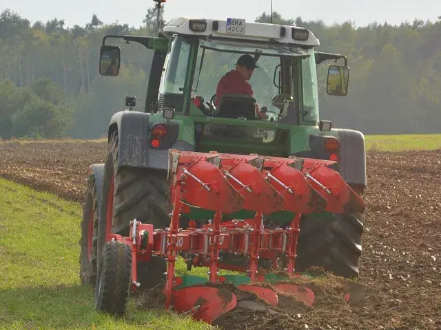 Плуг оборотный VARIO с болтовой защитой AgroMASZ POV 