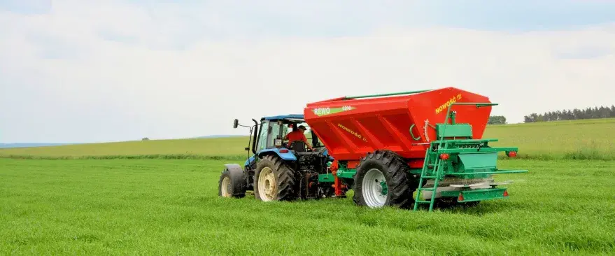 Разбрасыватель минеральных удобрений и извести AgroMASZ REWO-8200 