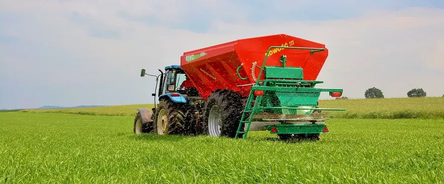 Разбрасыватель минеральных удобрений и извести AgroMASZ REWO-8200 