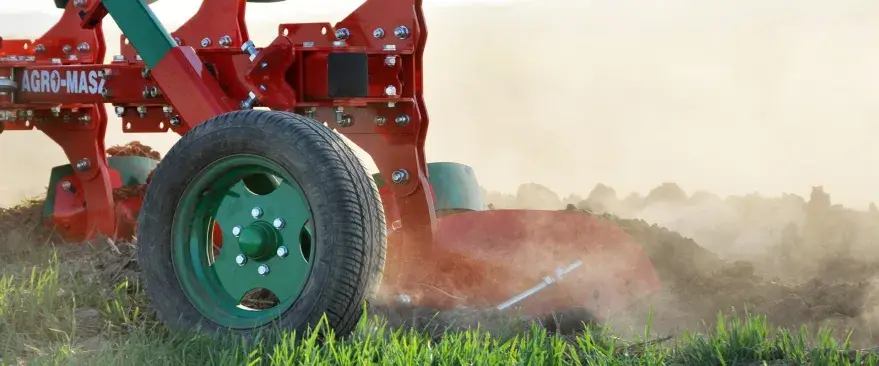 Плуг оборотный легкий с болтовой защитой AgroMASZ POL 
