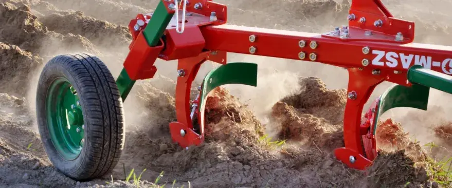 Плуг оборотный легкий с болтовой защитой AgroMASZ POL 